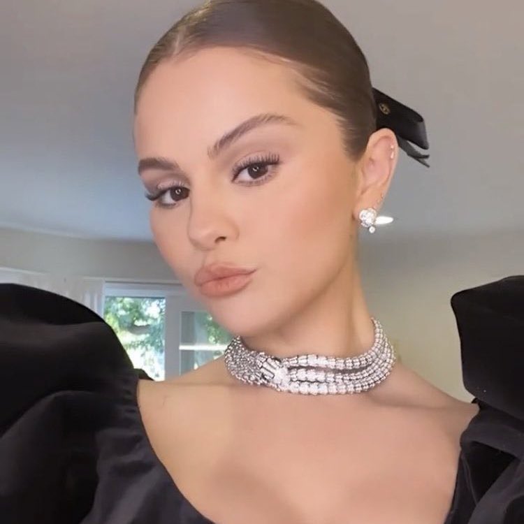 Buzzing Pop on Twitter: "Fans notice that Selena Gomez is wearing the same  BVLGARI Diamond necklace as LISA of BLACKPINK — worth 0k. ♉️  https://t.co/uf99YgLrPw" / Twitter