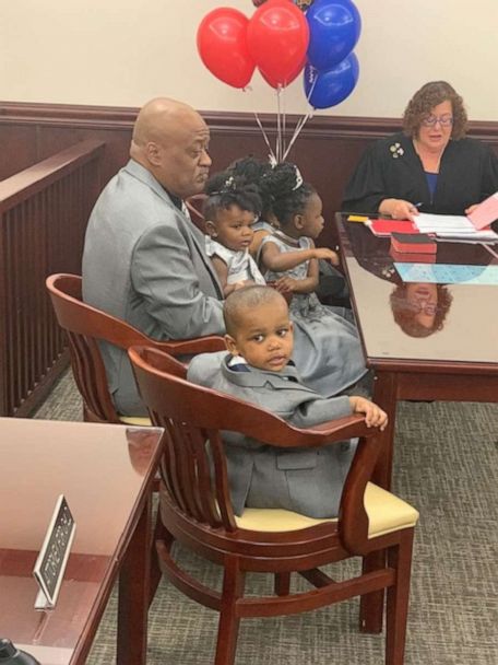 Single dad who fostered 30 kids adopts 5 siblings under 5 years old - Good  Morning America