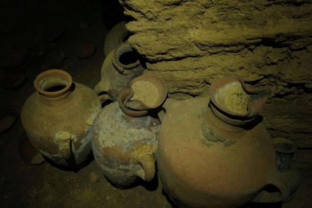 Un priмer plano de algunos de los artefactos del año 1300 a. C. encontrados en la cueʋa junto a la playa israelí. (Eмil Algaм / Autoridad de Antigüedades de Israel)