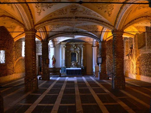 Interior de la Capela dos Ossos, Évora, Portugal