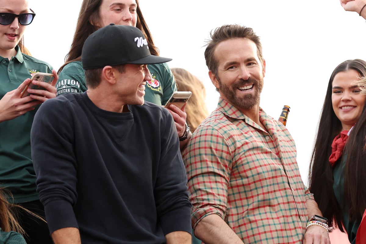 Ryan Reynolds and Rob McElhenney join Wrexham promotion party on open-top bus parade | Evening Standard