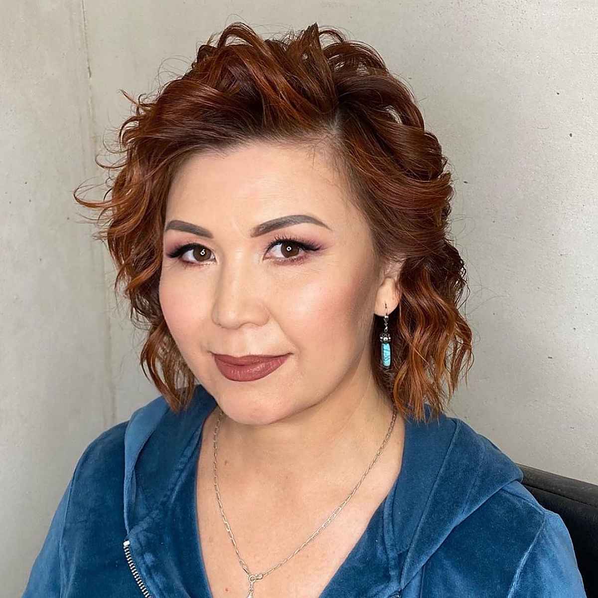 Mature side parted wavy short hairstyle